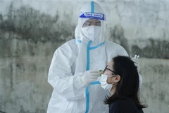 Lấy mẫu cho người dân tại khu vực xã Noong Hẹt, huyện Điện Biên, tỉnh Điện Biên. (Ảnh: Xuân Tư, TTXVN) 