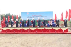 Các đại biểu thực hiện nghi thức khởi công xây dựng đường vành đai 1. (Ảnh: Mạnh Minh/TTXVN) 