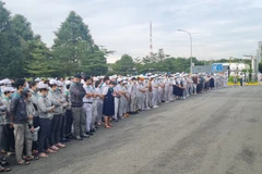 Công nhân Công ty Nidec Servo Việt Nam (Khu công nghệ cao, thành phố Thủ Đức, Thành phố Hồ Chí Minh) ngừng việc trong sáng 25/8. (Nguồn: thanhnien.vn) 