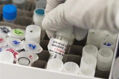 Nghiên cứu vaccine ngừa COVID-19 tại phòng thí nghiệm của Novavax ở Gaithersburg, bang Maryland, Mỹ. (Ảnh: AFP/TTXVN) 