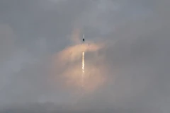 Tên lửa đẩy Falcon 9 của SpaceX mang theo tàu vũ trụ Dragon chở phi hành đoàn tham gia sứ mệnh Axiom Mission 3 rời bệ phóng tại Trung tâm Vũ trụ Kennedy ở Cape Canaveral, Florida, Mỹ, ngày 18/1/2024. (Ảnh: AFP/TTXVN)
