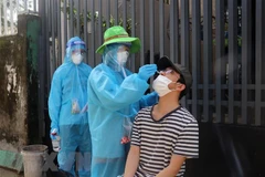 Lấy mẫu xét nghiệm sàng lọc virus SARS-CoV-2 trên địa bàn phường Vĩnh Lạc, thành phố Rạch Giá, tỉnh Kiên Giang. (Ảnh: Lê Huy Hải/TTXVN)