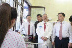 Trưởng Ban Tuyên giáo Trung ương Nguyễn Trọng Nghĩa thăm bệnh nhân đang điều trị tại Bệnh viện Từ Dũ. (Ảnh: Đinh Hằng/TTXVN)