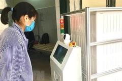 Bệnh nhân có thể tương tác với bác sỹ thông qua hệ thống đường truyền được gắn trên robot Vibot hoạt động trong khu cách ly. (Ảnh: TTXVN phát) 