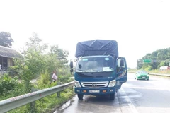 Tình trạng các phương tiện vẫn dừng nghỉ ăn uống, bơm nước mui ven đường tại khu vực này đã diễn ra nhiều năm nay. (Ảnh: Tuấn Anh/TTXVN) 