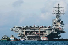 Hình ảnh 2 tàu tuần dương hộ tống tàu sân bay Hoa Kỳ cập cảng Tiên Sa