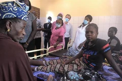 Bệnh nhân sốt rét được điều trị tại bệnh viện ở Kaya, Burkina Faso, ngày 13/9/2020. (Ảnh: AFP/TTXVN)
