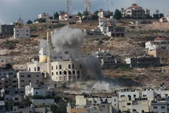 Khói bốc lên trong xung đột giữa binh sỹ Israel và người biểu tình Palestine ở thành phố Jenin, Bờ Tây ngày 19/6/2023. (Ảnh: THX/TTXVN)