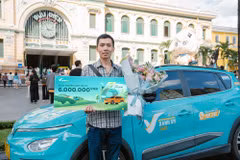 Anh Nguyễn Thái Dương (Thành phố Hồ Chí Minh) là vị khách hàng thứ 6 triệu của Xanh SM. (Nguồn: Vietnam+)
