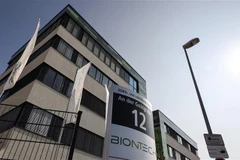 Biểu tượng hãng dược BioNTech tại trụ sở ở Mainz, miền tây nước Đức, ngày 18/9/2020. (Nguồn: AFP/TTXVN) 