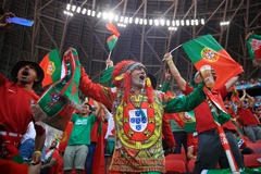 Cổ động viên Bồ Đào Nha mừng chiến thắng. (Ảnh: AFP/TTXVN) 