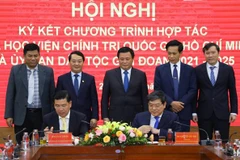 Phó Giáo sư, Tiến sỹ Nguyễn Duy Bắc (bên phải), Phó Giám đốc Học viện Chính trị Quốc gia Hồ Chí Minh và Thứ trưởng, Phó Chủ nhiệm Ủy ban Dân tộc Lê Sơn Hải ký kết Chương trình hợp tác giai đoạn 2021-2025. (Ảnh: Văn Điệp/TTXVN) 