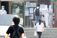 Kiểm tra thân nhiệt phòng lây nhiễm COVID-19 tại Suwon, Hàn Quốc, ngày 13/6/2020. (Nguồn: YONHAP/TTXVN) 