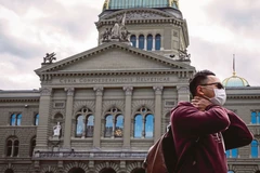 Du khách đeo khẩu trang phòng tránh COVID-19. (Nguồn: AFP) 