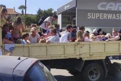 Khách du lịch được sơ tán khỏi đảo Rhodes, Hy Lạp, do lo ngại các đám cháy rừng lan rộng ngày 22/7/2023. (Ảnh: AFP/TTXVN)