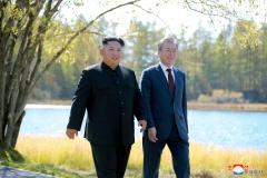 Tổng thống Hàn Quốc Moon Jae-in và nhà lãnh đạo Triều Tiên Kim Jong-un. (Nguồn: Reuters) 