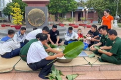 Quân và dân đảo Trường Sa cùng gói bánh chưng đón Tết Quý Mão 2023. (Ảnh: Nguyễn Cúc/TTXVN)