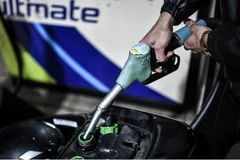 Bơm xăng cho phương tiện tại trạm xăng ở Paris, Pháp. (Ảnh: AFP/TTXVN)