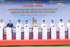 Thủ tướng Phạm Minh Chính và các đại biểu thực hiện nghi thức khởi công Dự án Đầu tư Xây dựng Cầu Đại Ngãi trên Quốc lộ 60. (Ảnh: Dương Giang/TTXVN)