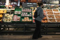 Người dân mua hàng tại một siêu thị ở Frankfurt, Đức ngày 7/4/2022. (Ảnh: THX/TTXVN) 