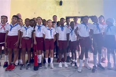Đại sứ Việt Nam tại Cuba Lê Thanh Tùng và các em học sinh Cuba. (Ảnh: Mai Phương/TTXVN) 
