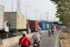 Hàng dài xe lớn nối đuôi nhau di chuyển chậm khi qua trạm thu phí. (Nguồn: tuoitre.vn) 