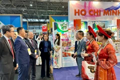 Đại sứ Việt Nam tại Pháp Đinh Toàn Thắng tham quan gian hàng Việt Nam tại Hội chợ SIAL Paris 2024. (Ảnh: Thu Hà/TTXVN)