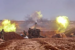Pháo binh của quân đội Syria tấn công vào mục tiêu của phiến quân tại al-Habit, tỉnh Idlib, ngày 22/10/2019. (Nguồn: AFP/TTXVN) 