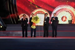 Phó Thủ tướng Chính phủ Trần Lưu Quang trao Quyết định của Thủ tướng Chính phủ công nhận thành phố Kon Tum là Đô thị loại II trực thuộc tỉnh Kon Tum. (Ảnh: Khoa Chương/TTXVN)