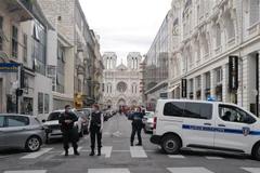 Cảnh sát gác gần hiện trường vụ tấn công bằng dao ở thành phố Nice, Pháp ngày 29/10/2020. (Nguồn: THX/TTXVN) 