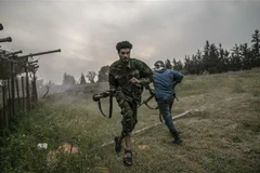 Binh sỹ lực lượng trung thành với Chính phủ Đoàn kết Dân tộc Libya (GNA) giao tranh với Quân đội miền Đông Libya (LNA) tại Tripoli, Libya, ngày 2/4/2020. (Nguồn: THX/TTXVN) 