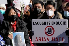 Người biểu tình mang theo hình ảnh của Christina Yuna Lee. (Nguồn: AP) 