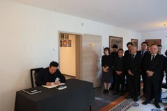 Đại sứ Mai Phan Dũng ghi sổ tang tưởng niệm Tổng Bí thư Nguyễn Phú Trọng. (Ảnh: Anh Hiển/TTXVN)