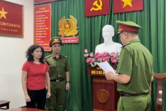 Công an Thành phố Hồ Chí Minh đọc lệnh bắt bị can Đặng Thị Hàn Ni tối 25/2. (Ảnh: Công an TP. Hồ Chí Minh cung cấp)