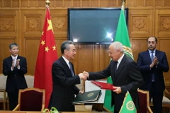 Bộ trưởng Ngoại giao Trung Quốc Vương Nghị (giữa, trái) và Tổng Thư ký Liên đoàn Arab Ahmed Aboul Gheit (giữa, phải) ký văn kiện hợp tác trong cuộc gặp ở Cairo, Ai Cập ngày 14/1/2024. (Ảnh: THX/TTXVN)