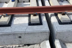 Một số vị trí trên bề mặt bêtông đệm đường ray còn các vết nứt nhỏ. (Ảnh: Tiến Lực/TTXVN) 