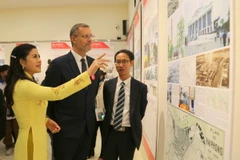 Bà Trần Thị Hoàng Mai, Giám đốc Sở Văn hóa Thể thao Hải Phòng giới thiệu với ông Olivier Brochet, Đại sứ Pháp tại Việt Nam các kiến trúc Pháp tiêu biểu tại Hải Phòng. (Ảnh: Minh Thu/TTXVN)