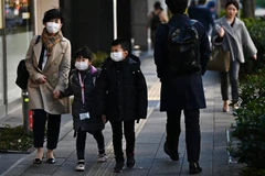 Người dân đeo khẩu trang phòng tránh lây nhiễm COVID-19 tại Tokyo, Nhật Bản, ngày 10/3/2020. (Nguồn: AFP/TTXVN) 
