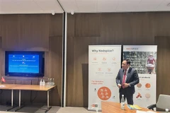 Ông Hồ Tiến Thiệu, Phó Bí thư Tỉnh ủy, Chủ tịch Ủy ban Nhân dân tỉnh Lạng Sơn, giới thiệu sản phẩm địa phương của tỉnh. (Ảnh: TTXVN phát)