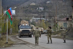 Binh sỹ và xe quân sự của Azerbaijan di chuyển qua thị trấn Lachin, gần khu vực biên giới với Armenia ngày 1/12/2020. (Ảnh: AFP/TTXVN) 