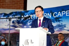 Đại sứ Việt Nam tại Nam Phi Hoàng Văn Lợi giới thiệu về những định hướng phát triển lớn cũng như các tiềm năng, cơ hội tăng cường quan hệ kinh tế, thương mại, đầu tư và du lịch giữa Việt Nam và Nam Phi nói chung và với tỉnh Northern Cape nói riêng. (Ảnh: 