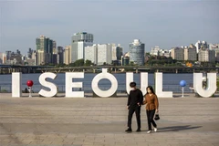 Người dân đeo khẩu trang phòng lây nhiễm COVID-19 tại Seoul, Hàn Quốc, ngày 24/5/2022. (Ảnh: THX/TTXVN) 