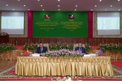 Ông Lâm Minh Thành, Chủ tịch tỉnh Kiên Giang, Việt Nam và ông Mao Thunin, Tỉnh trưởng tỉnh Kampot, Campuchia đồng chủ trì hội nghị sơ kết. (Ảnh: TTXVN phát) 