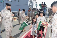 Công dân các nước sơ tán từ Sudan tới thành phố Jeddah, Saudi Arabia ngày 22/4/2023. (Ảnh: AFP/TTXVN)