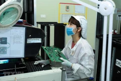 Công nhân sản xuất linh kiện điện tử. (Ảnh minh họa: Phạm Kiên/TTXVN)
