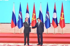 Tổng Bí thư, Chủ tịch nước Lào Thongloun Sisoulith (phải) bắt tay với Chủ tịch Đảng nước Nga Thống Nhất, Phó Chủ tịch Hội đồng An ninh Liên bang Nga Dmitry Medvedev. (Ảnh: TTXVN phát) 