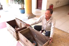 Đối tượng Hoàng Văn Dần tại cơ quan công an. (Ảnh: Lục Canh/TTXVN phát) 