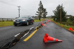 Một đoạn đường bị hư hại do bão Gabrielle tại Auckland, New Zealand ngày 14/2/2023. (Ảnh: THX/TTXVN)