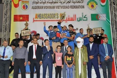 Đại sứ Việt Nam tại Algeria Nguyễn Thành Vinh trao giải và cúp cho các đội giành thành tích nhất, nhì, ba chung cuộc. (Ảnh: Trung Khánh/TTXVN) 