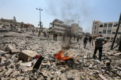 Cảnh đổ nát sau cuộc không kích của Israel nhằm vào bệnh viện dã chiến trong trường học ở Deir al-Balah, Dải Gaza, ngày 27/7/2024. (Ảnh: THX/TTXVN)